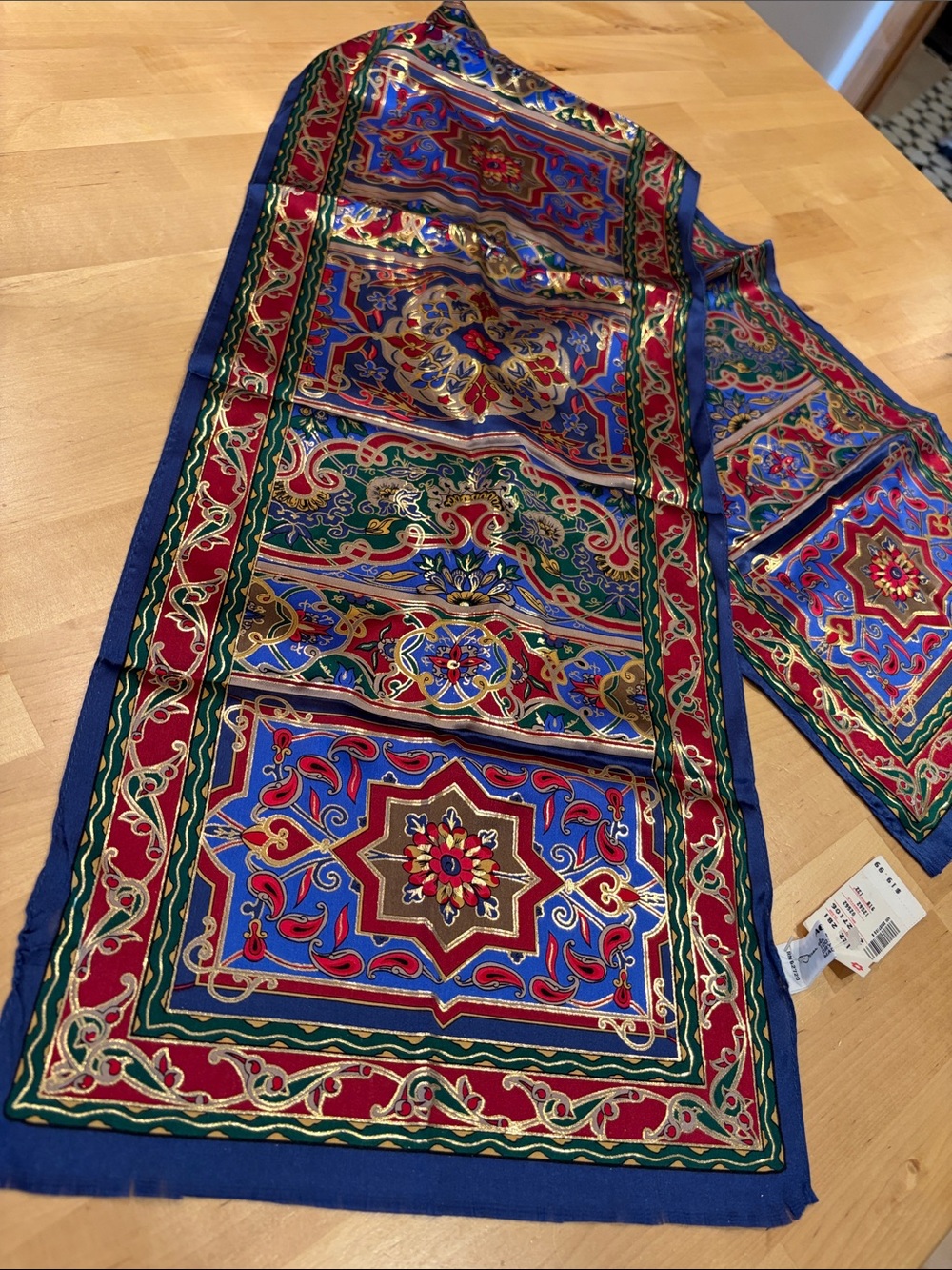 Stunning Oscar de la Renta 100% silk made in Japan scarf 52“ long